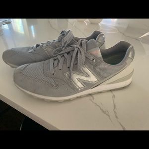 New Balance Shoes in Gray with iridescent emblem size 9